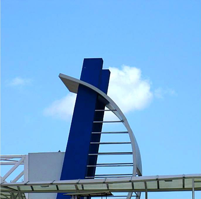 This is interesting view of part of the structure that looks like a sail of a boat. There are located at both ends of the bridge. (Credit: Omar Upegui R.)